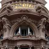 L�ultimo piano si differenzia dagli altri mostrando, sullo smusso angolare, un arco a dentelli con scudo in chiave...
